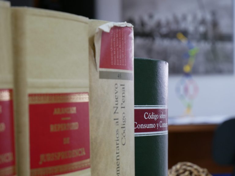 Libros jurídicos en la oficina de Cirineo Abogados.